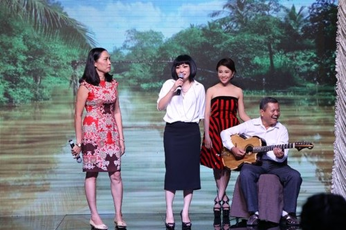 Tran Thanh om hon tinh cu Mai Ho truoc dam dong-Hinh-10